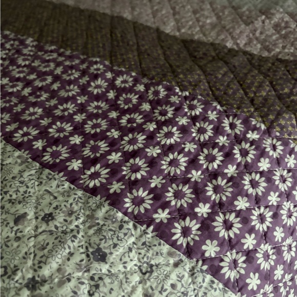 Lavender and Gray Floral Quilt - Picture 2 of 5